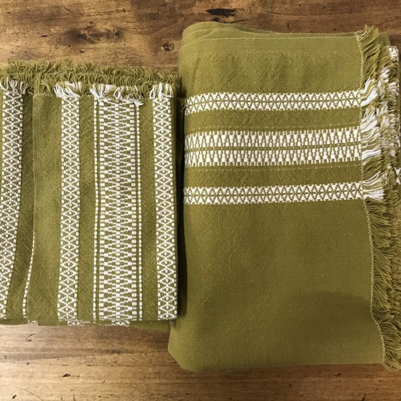 Ensemble nappe et 8 serviettes brodées kaki vintage