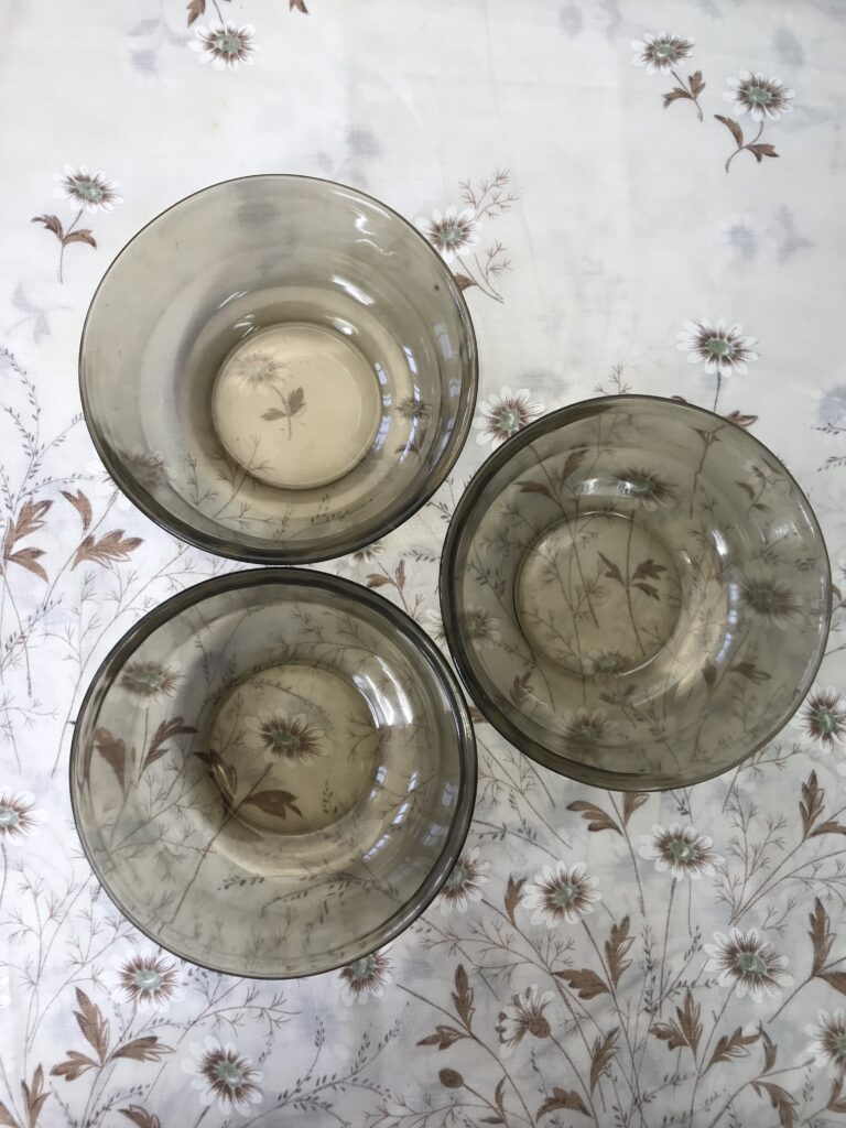 TROIS BOULES PRESSE-PAPIER en verre moulé pressé