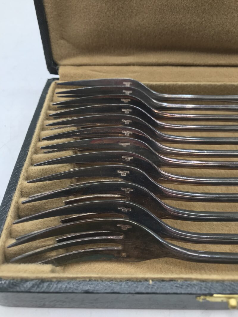 Coffret de 12 fourchettes à dessert en métal argenté Christofle – Image 4
