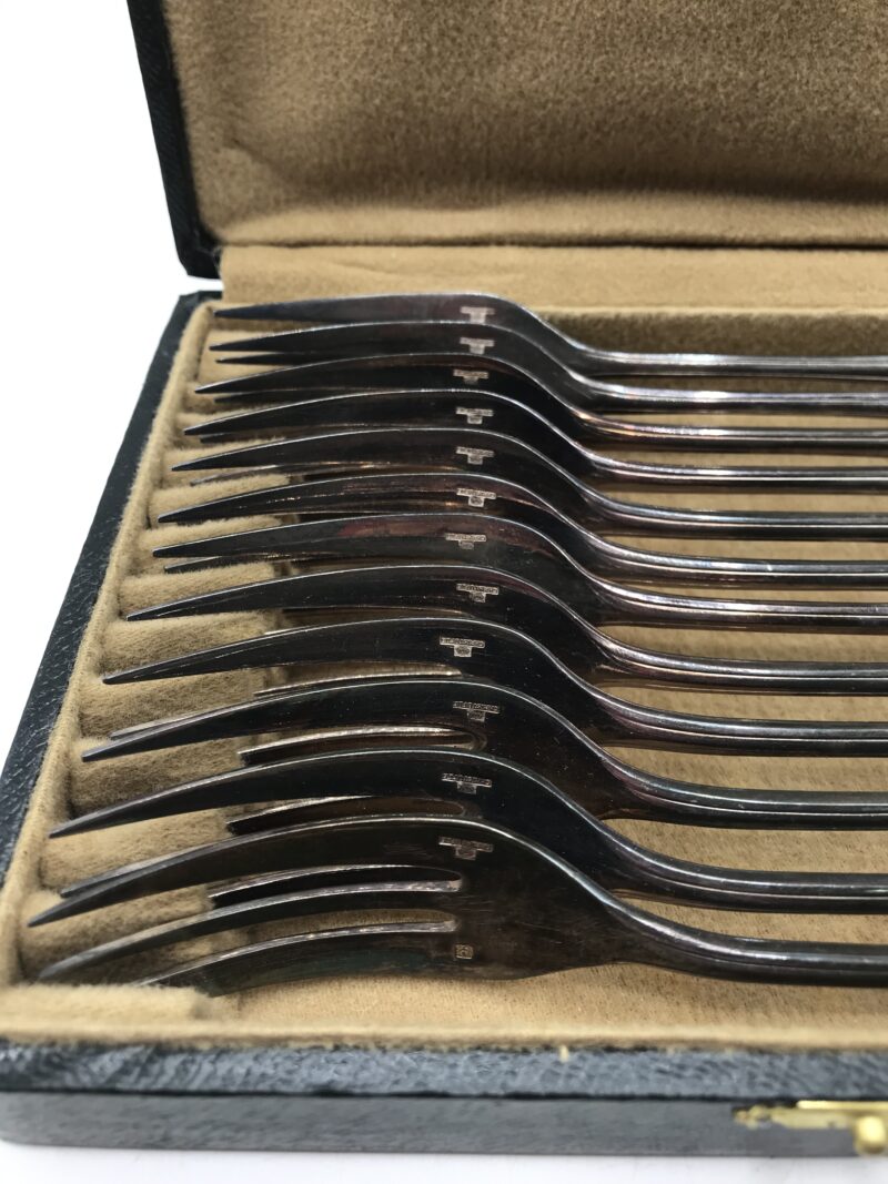 Coffret de 12 fourchettes à dessert en métal argenté Christofle – Image 5