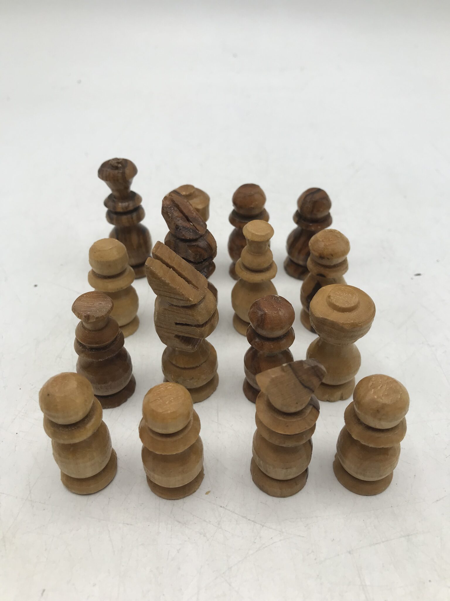 Jeu de pions bois sur Les Bons Gamins : dame, échec et petits chevaux Jeu de pions bois sur Les Bons Gamins : dame, échec et petits chevaux