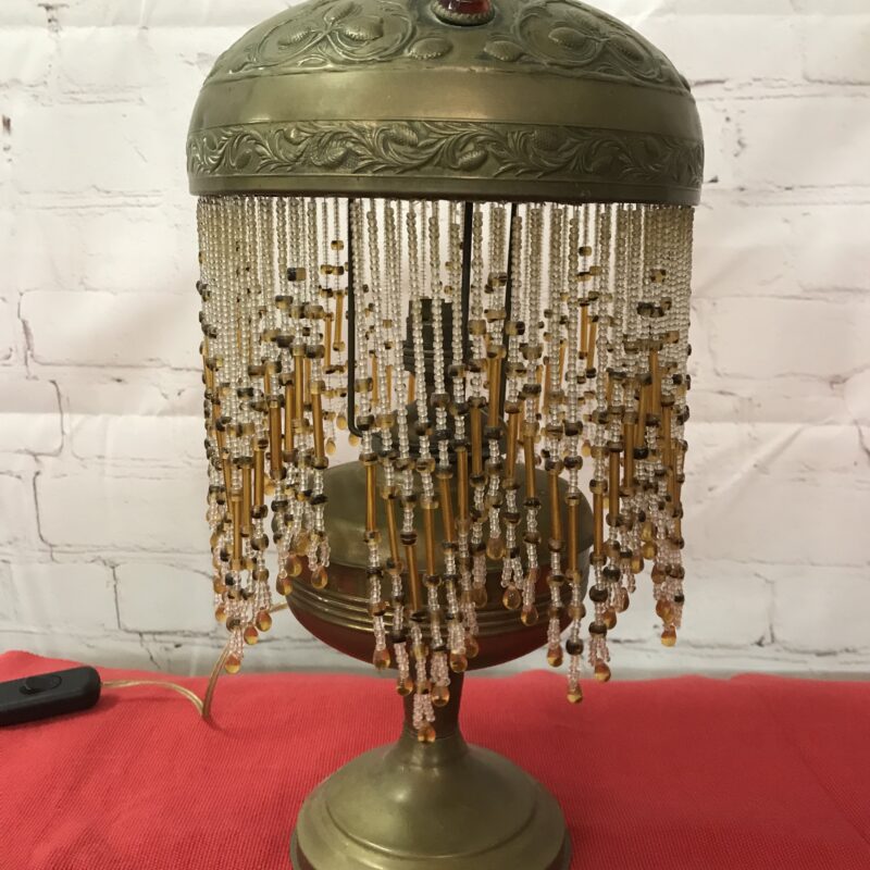 Lampe ancienne en laiton, perles et cabochons