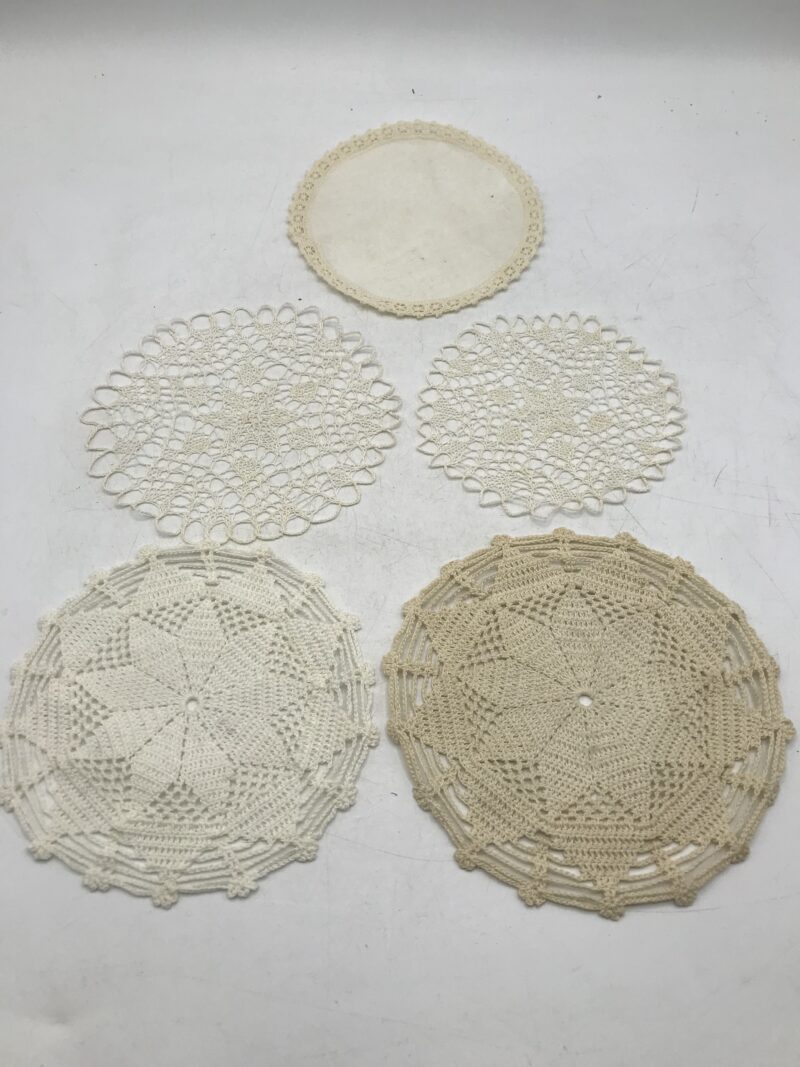 Lot de 5 napperons ronds crochet et dentelle – Image 3