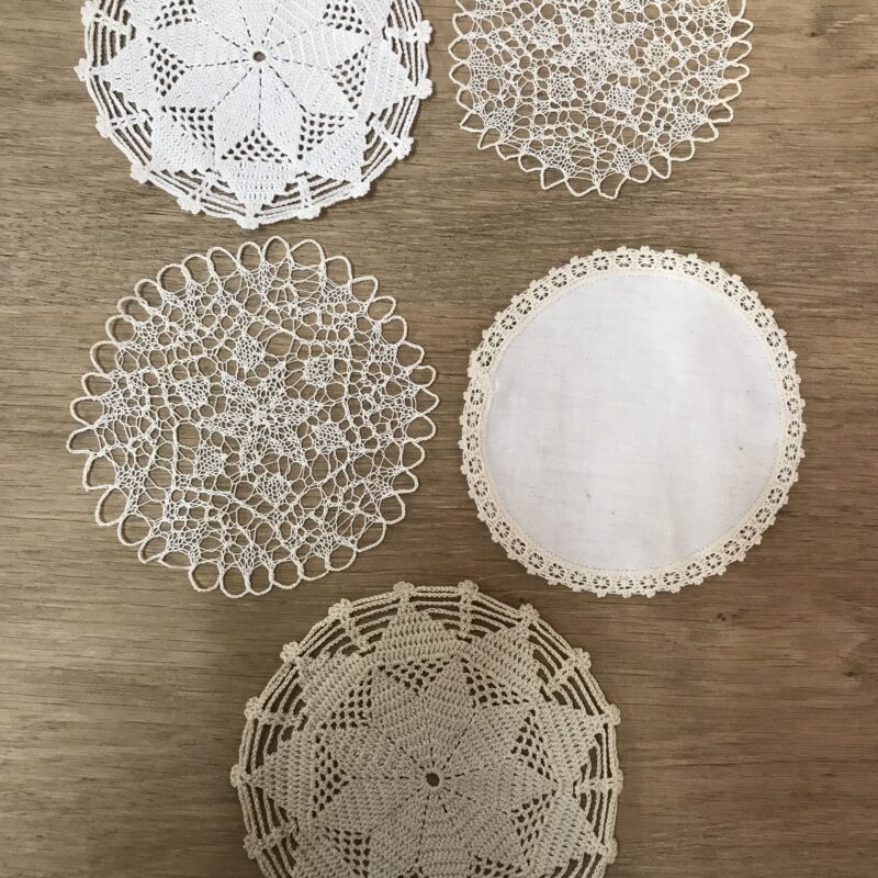 Lot de 5 napperons broderie et dentelle