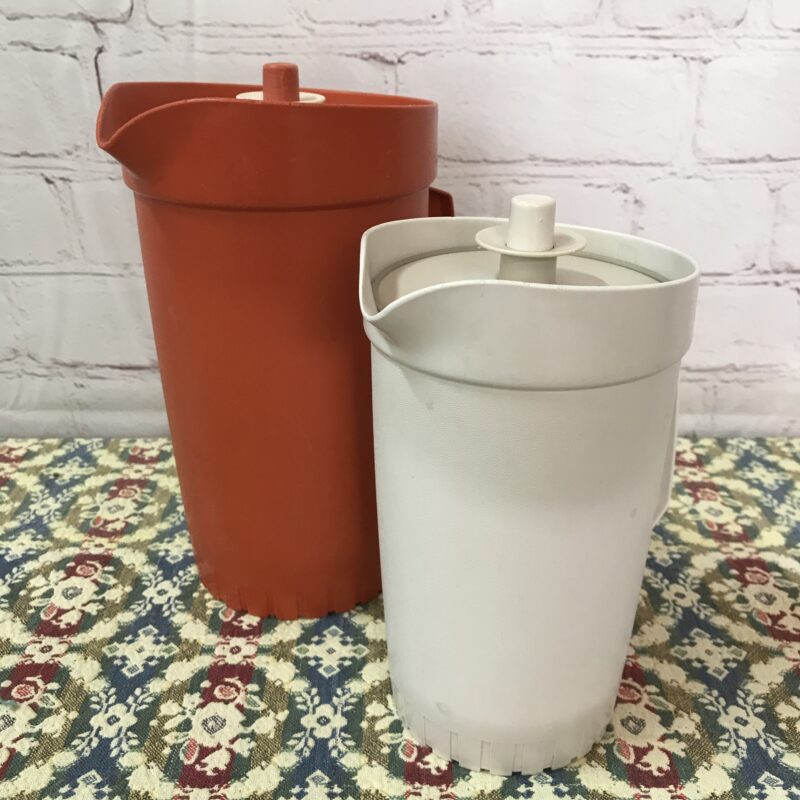 Lot de deux pichets Tupperware vintage