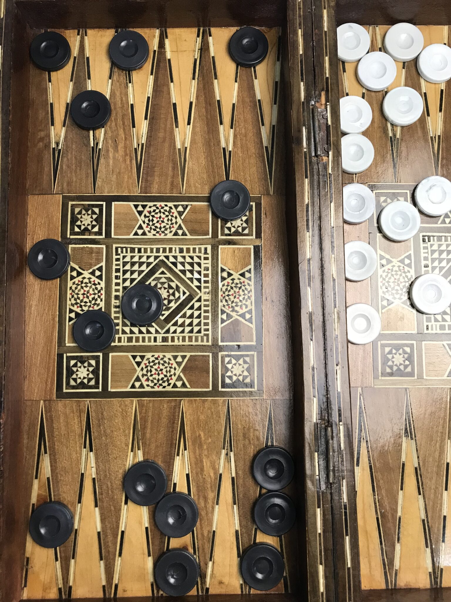 Coffret Multijeux Dames / Echecs / Backgammon - Noyer - Le Triomphe Coffret Multijeux Dames / Echecs / Backgammon - Noyer - Le Triomphe