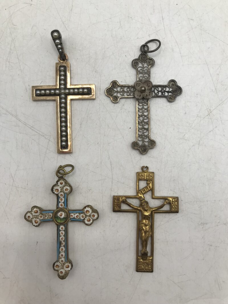 Lot de 4 pendentifs croix