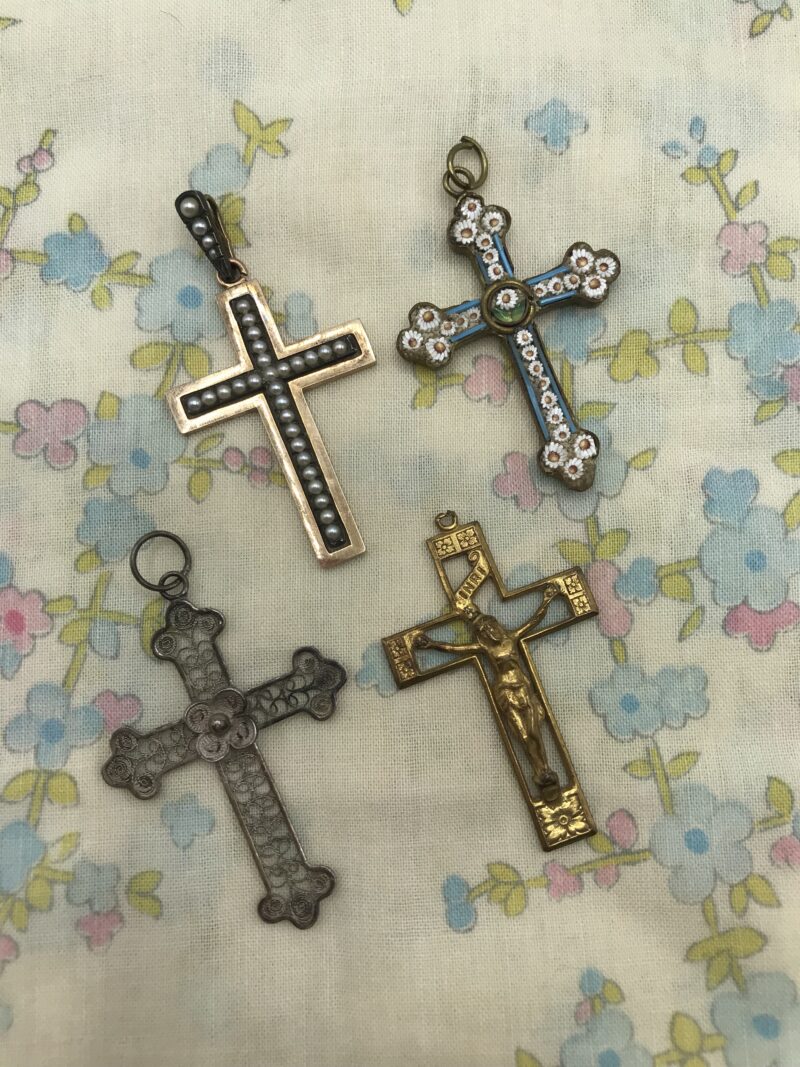 Lot de 4 pendentifs croix