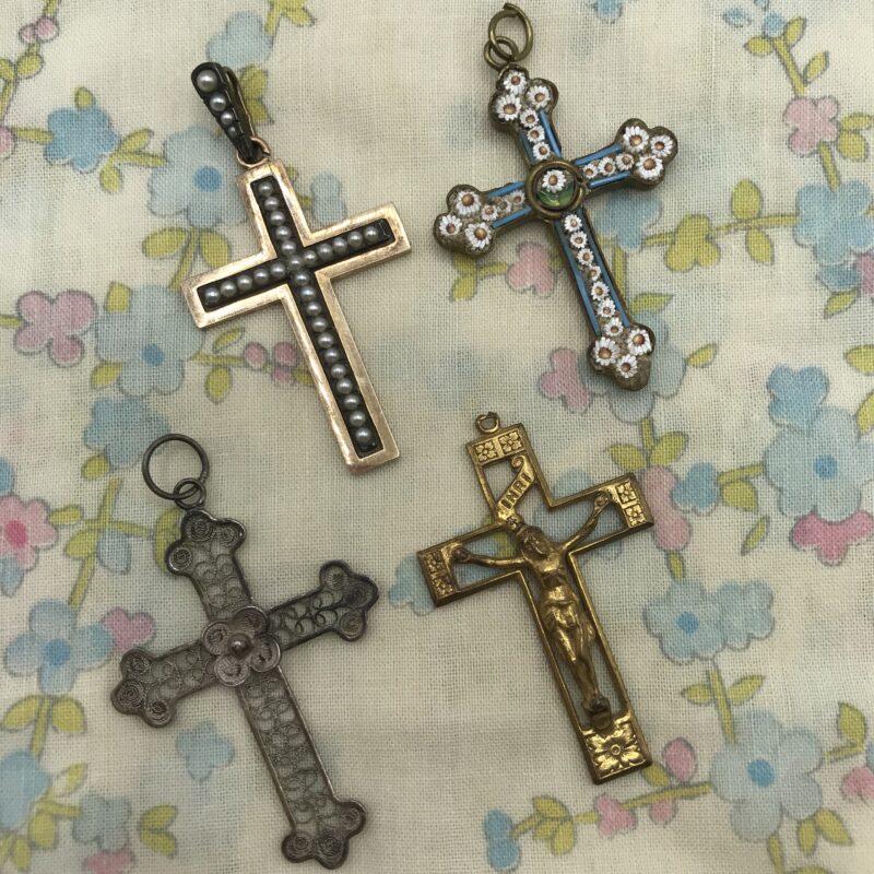 Lot de 4 pendentifs croix