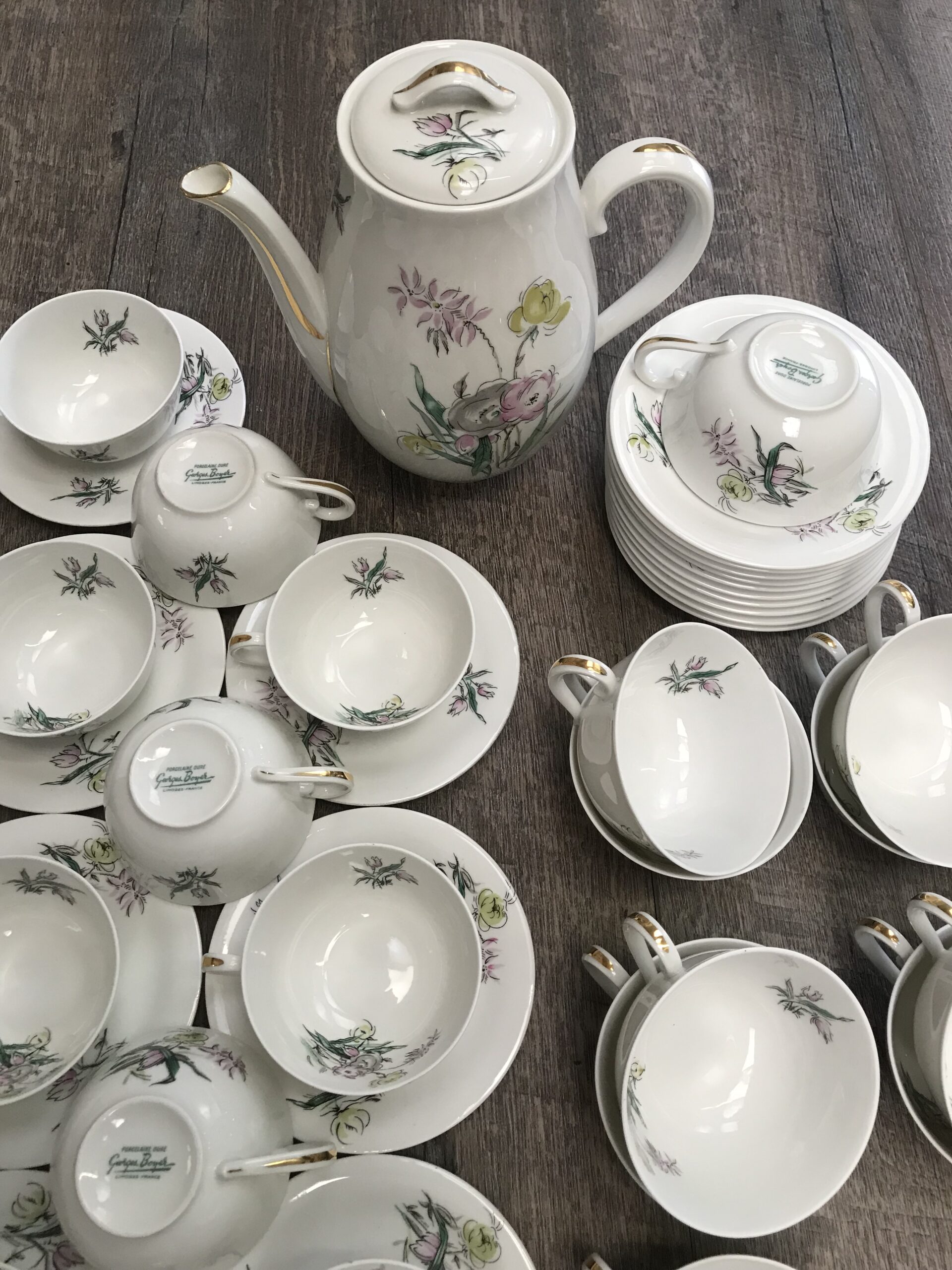 Service à café 12 tasses porcelaine de Limoges (petites fleurs