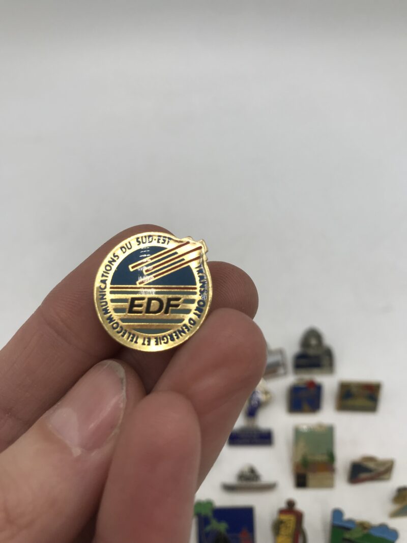 collection de 45 pin's vintage EDF