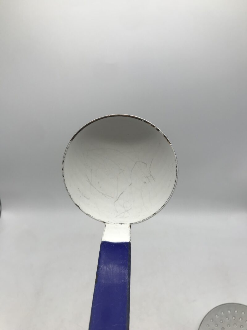 Duo louche et écumoire vintage en métal émaillé bleu et blanc – Image 4