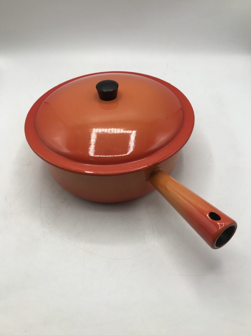 Sauteuse en émail orange vintage