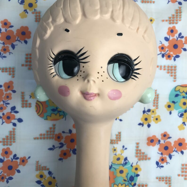 Tête vintage 1960 à chapeau Twiggy yeux verts