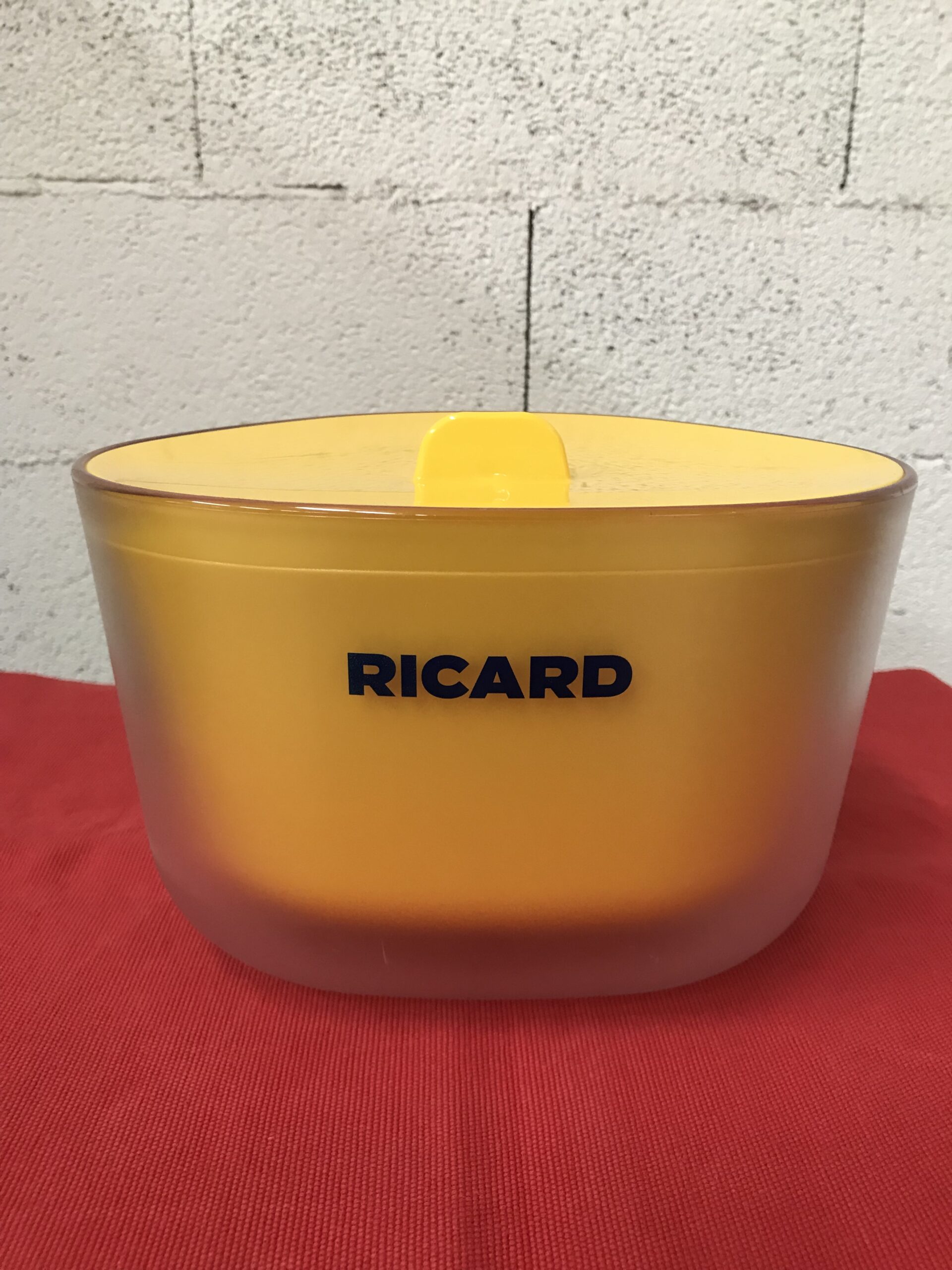 RICARD ,ancien pichet en plastique jaune ,design ROBERT STADLER . 1 litre