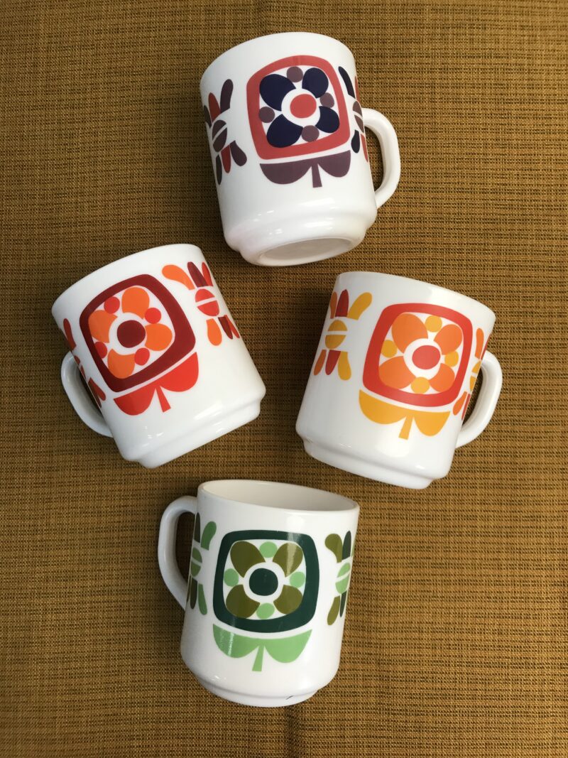 Lot de 4 mugs Mobil vintage