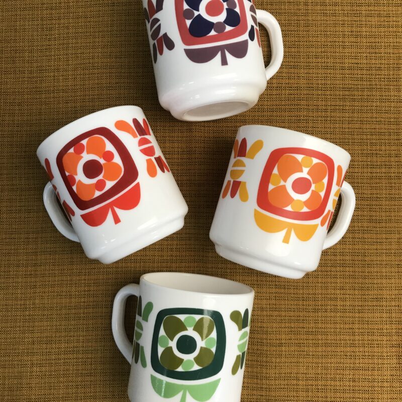 Lot de 4 mugs Mobil vintage