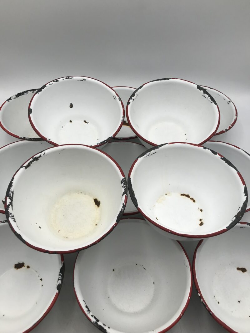 Lot de 27 bols en émail blanc liseré rouge SERAX – Image 4