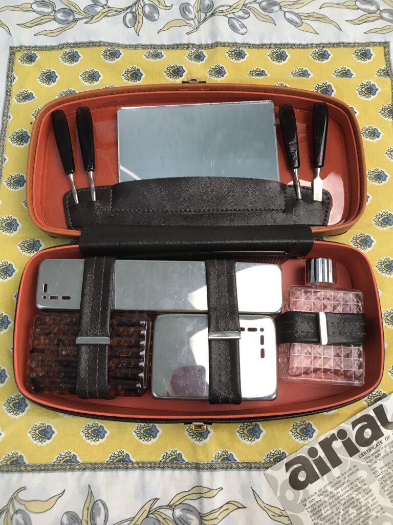 Trousse de toilette de voyage AIRIAL vintage - Ressourcerie Histoires Trousse de toilette de voyage AIRIAL vintage - Ressourcerie Histoires