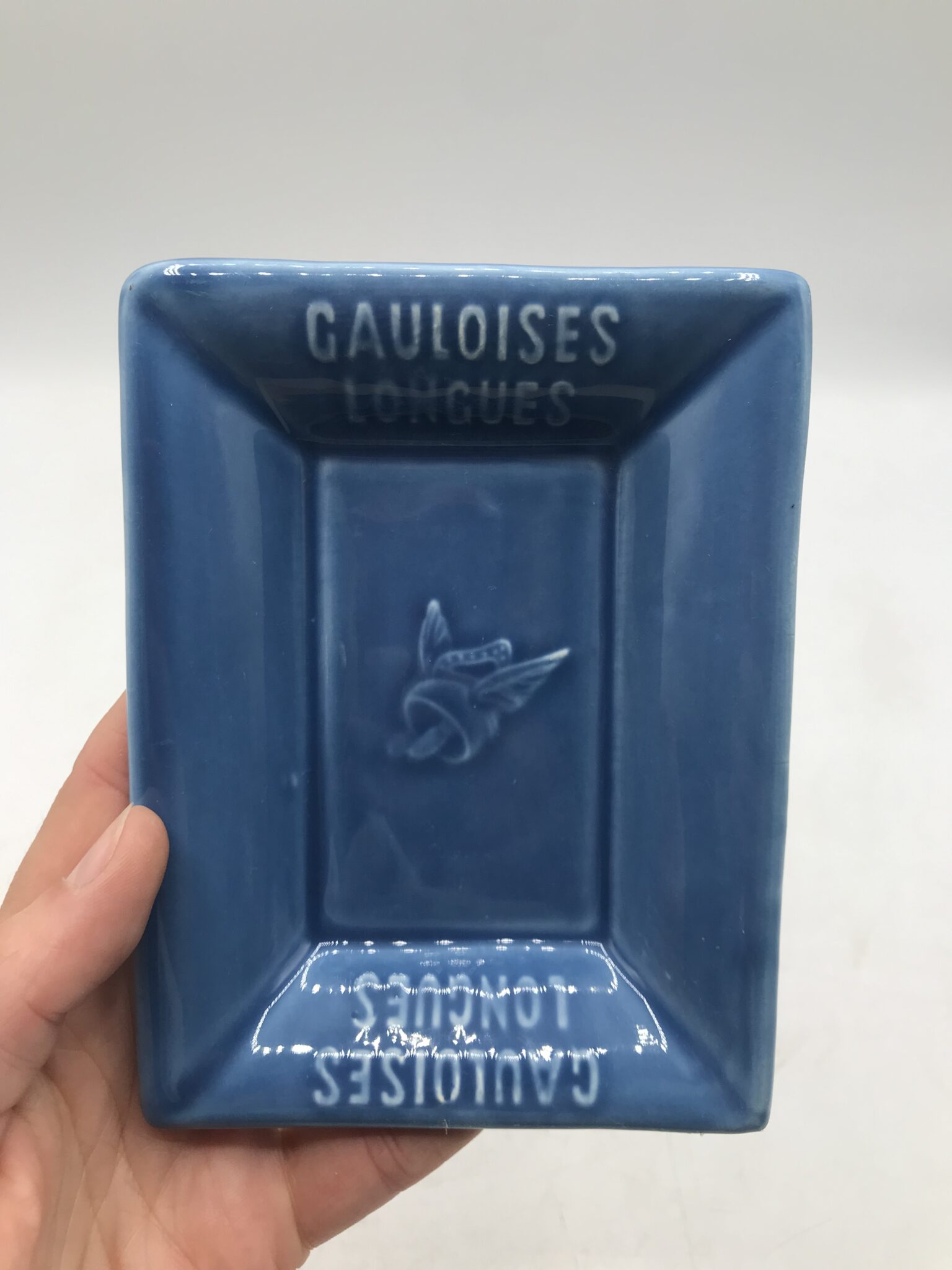 Vintage français galon brodé au point de croix de fleurs stylisées bleues et jaune - France Vintage français galon brodé au point de croix de fleurs stylisées bleues et jaune - France