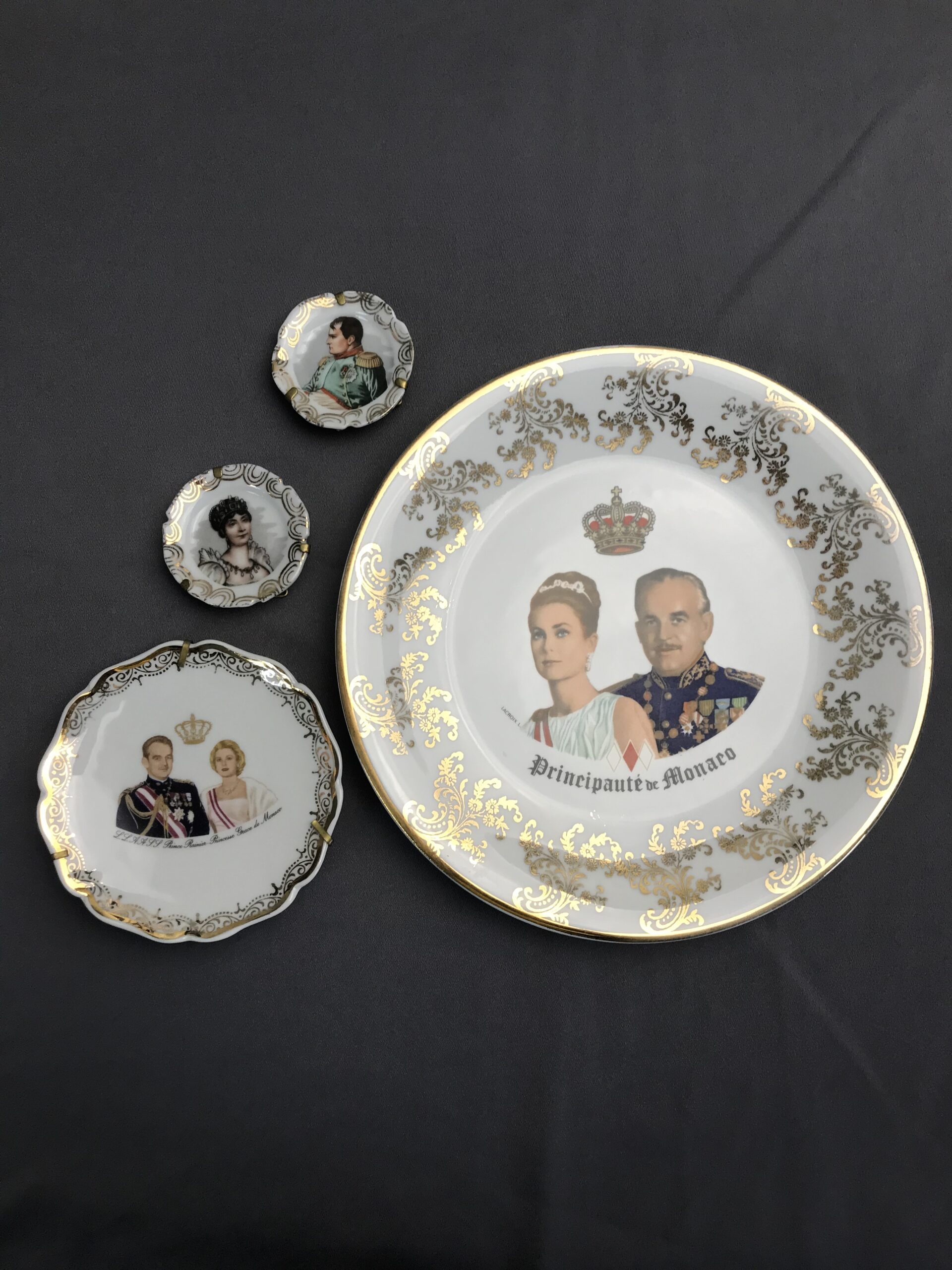 Lot assiettes Prince Rainier Grace Kelly - Ressourcerie Histoires Sans Fin