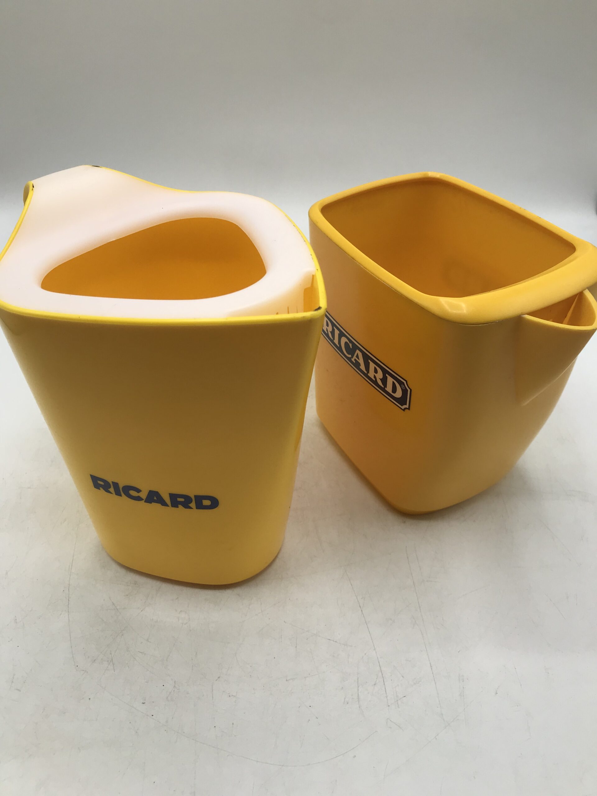 RICARD ,ancien pichet en plastique jaune ,design ROBERT STADLER