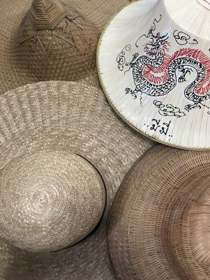 lot de chapeaux exotiques