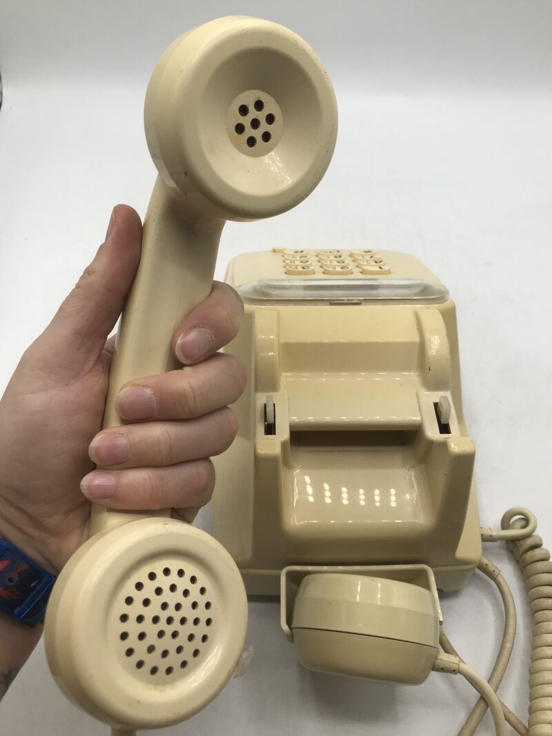 ancien téléphone écru vintage