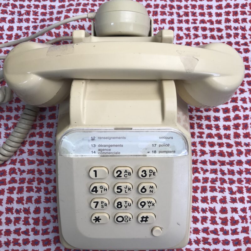 ancien téléphone écru vintage