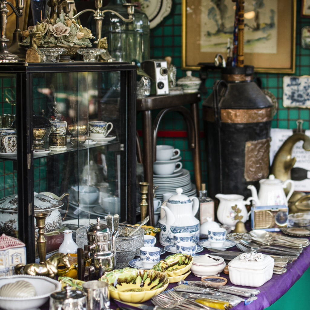 assortiment-objets-du-marche-antiquites