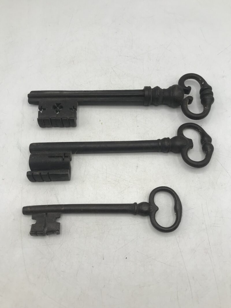 Lot de 3 anciennes clefs fer forgé – Image 3