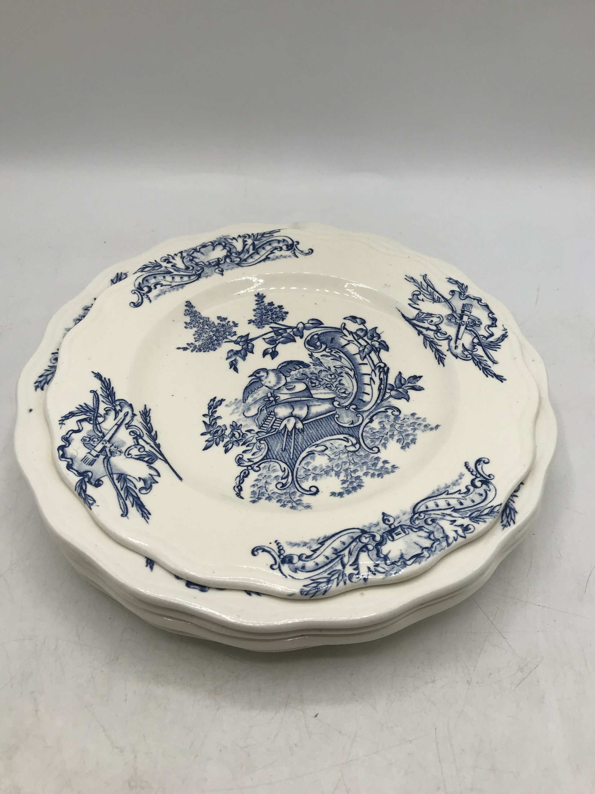 Assiette plate porcelaine blanche Louis XV