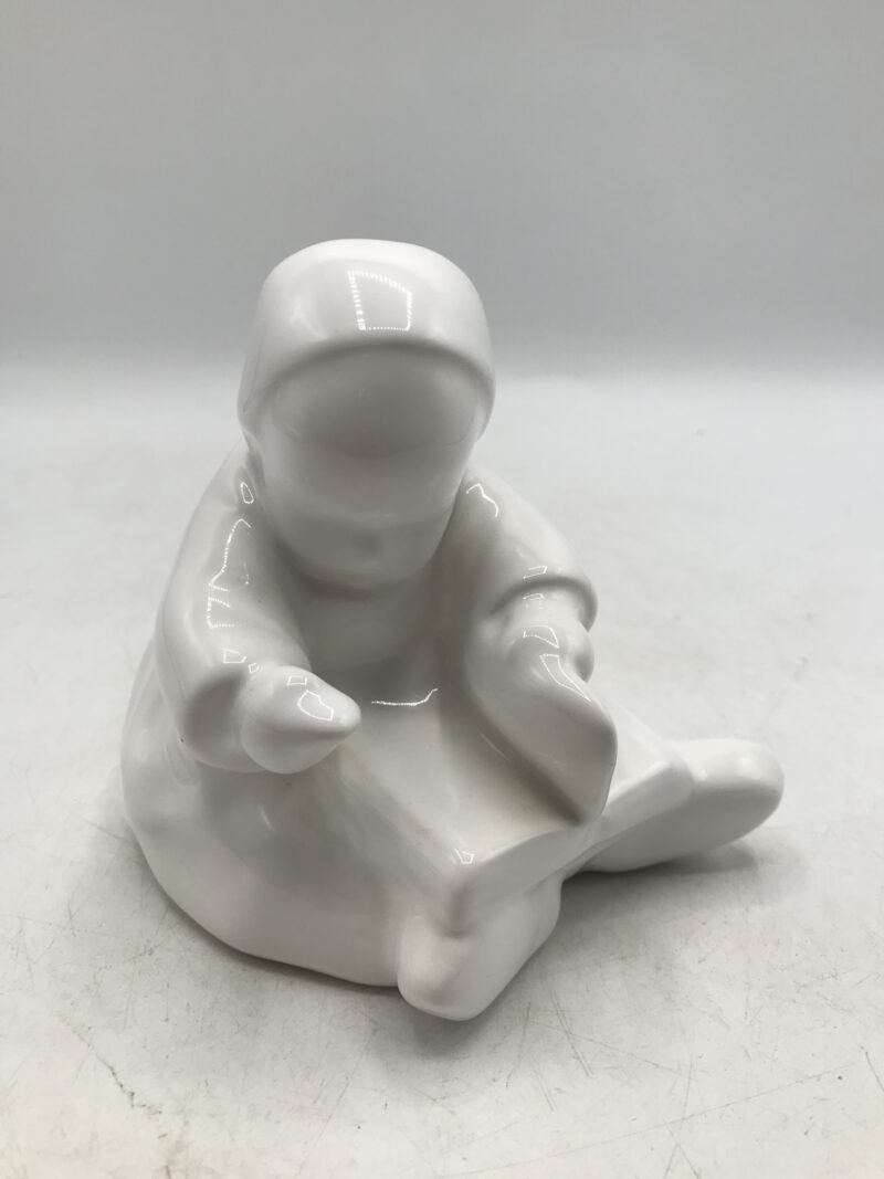 Bébé au livre en faïence HB – Image 8
