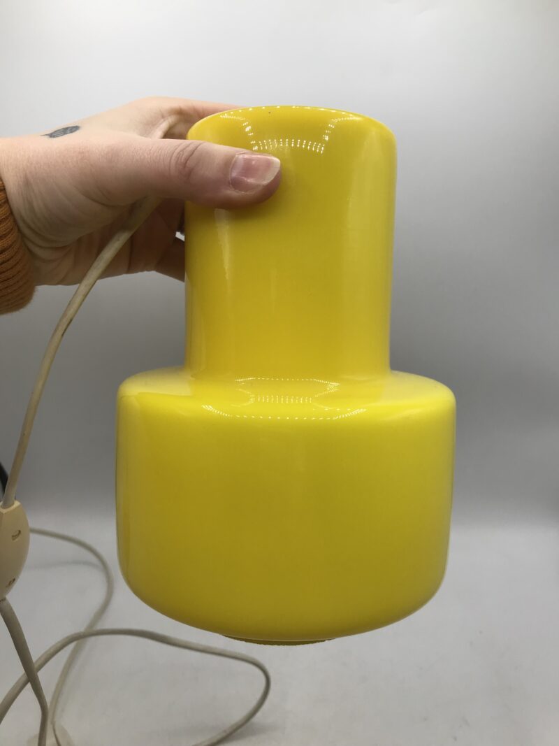 lampe jaune en verre vintage