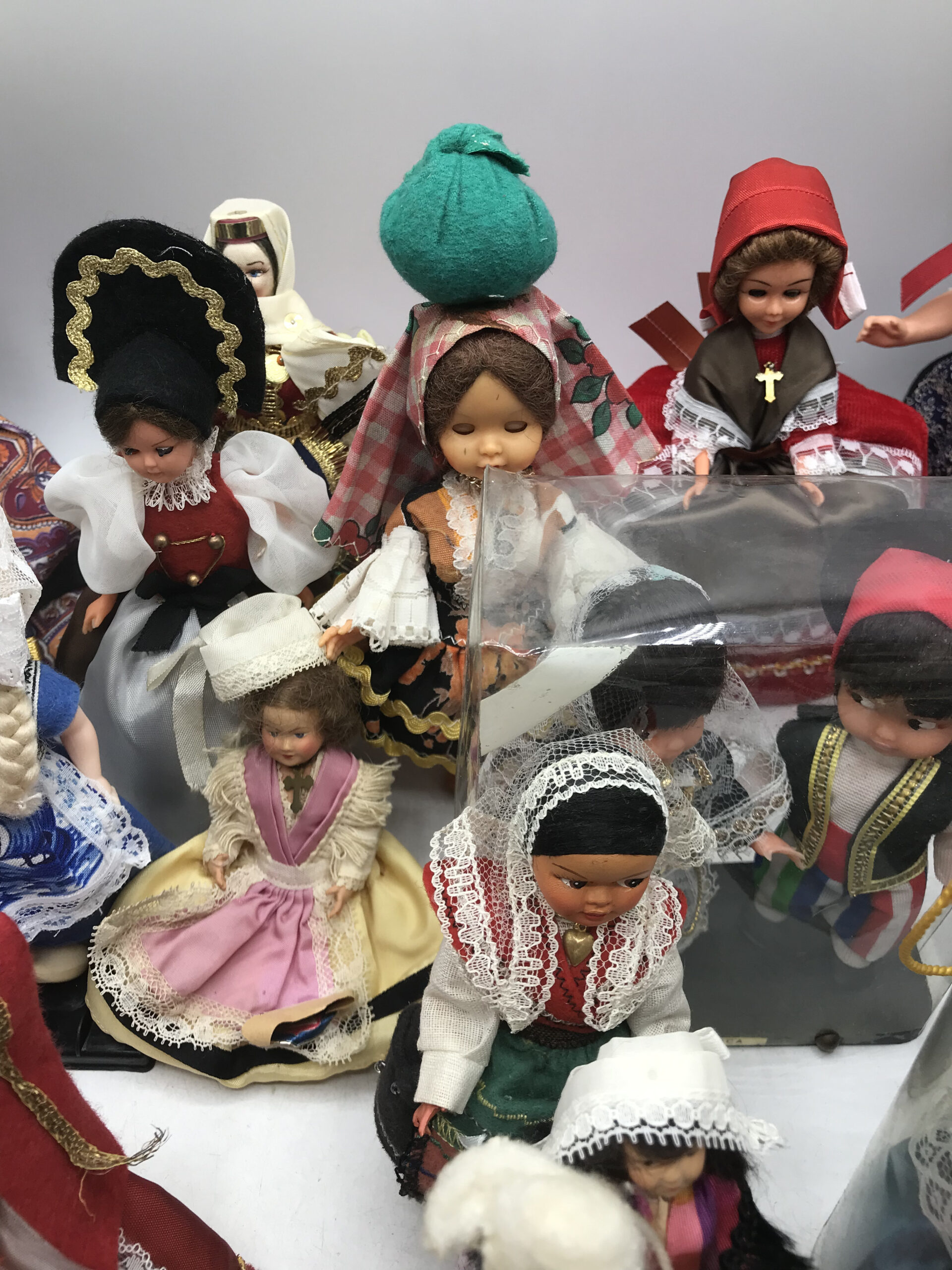 Lot De 12 Poupées Anciennes Folkloriques - Années 1960 - état Vitrine