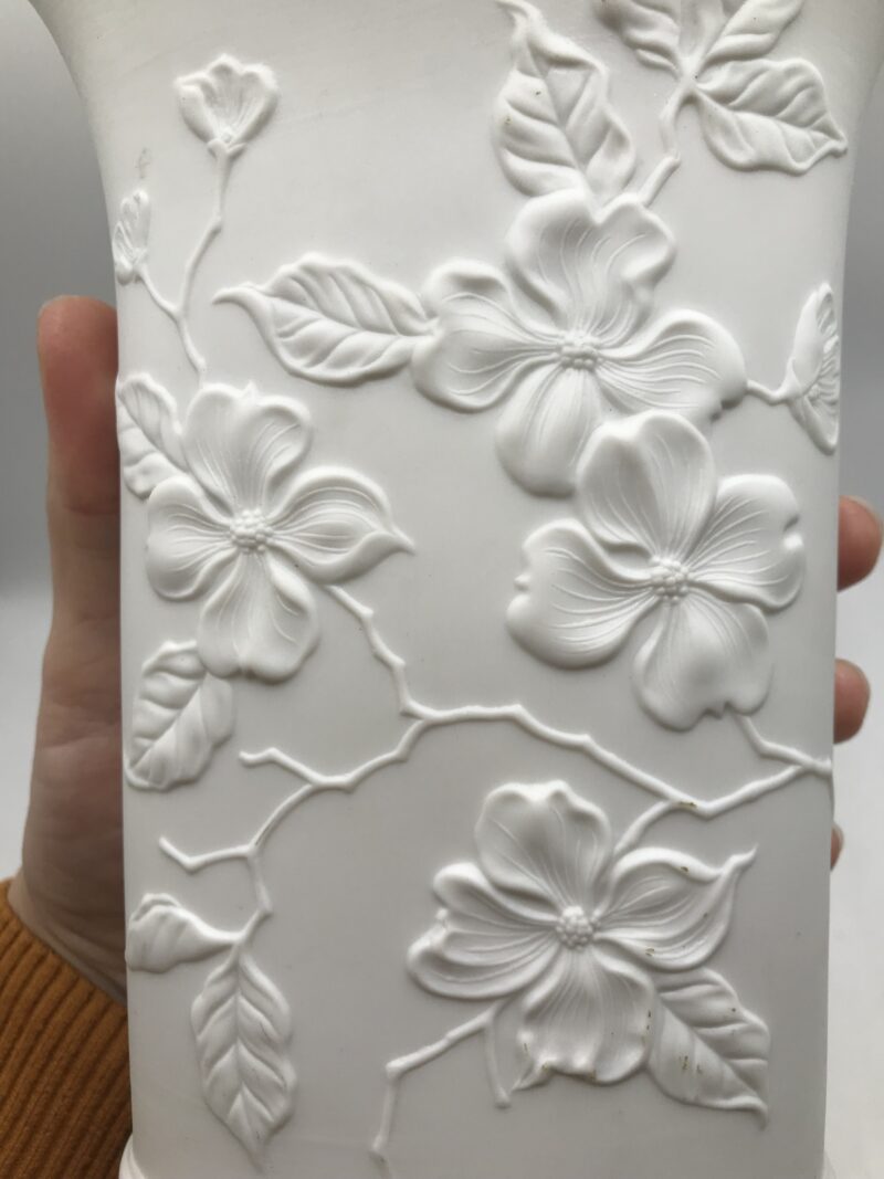 Vase en biscuit décor floral – Image 3