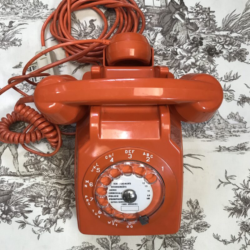 Téléphone orange vintage