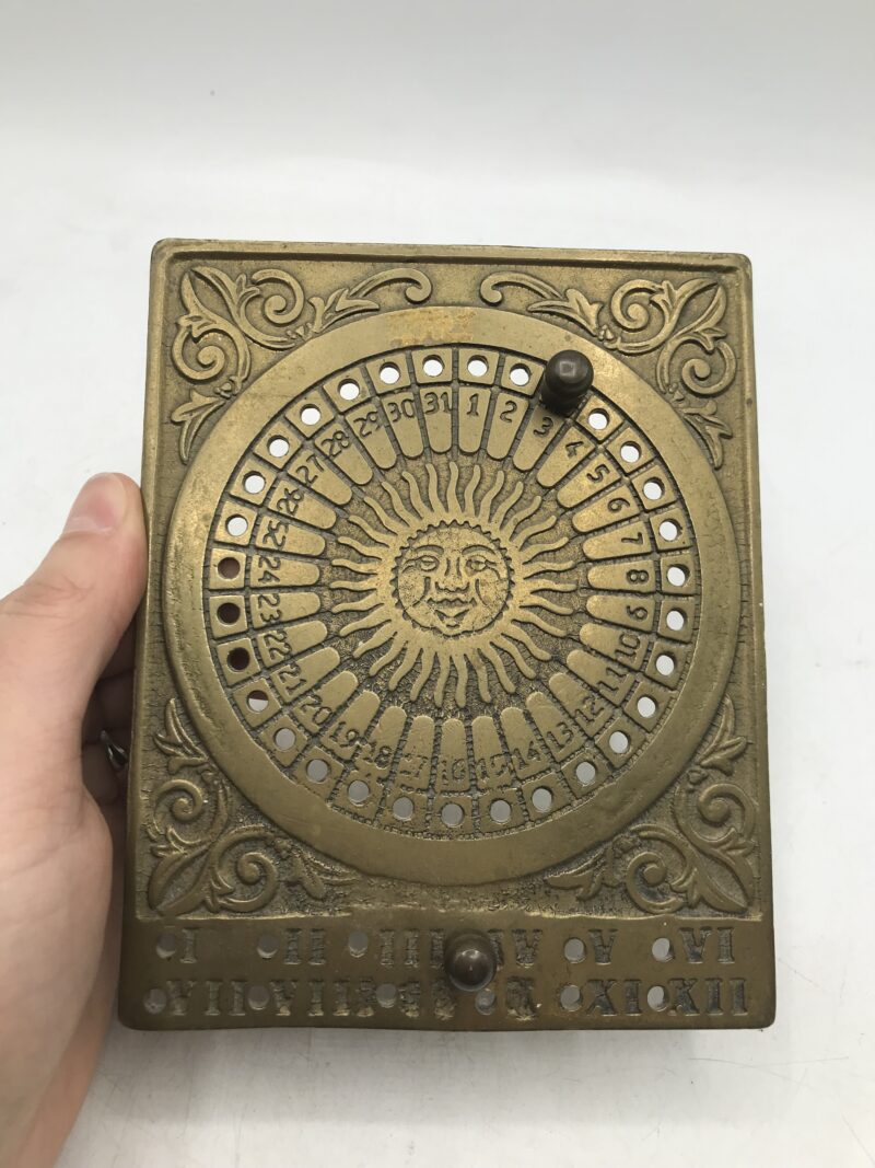 Ancien calendrier perpétuel laiton – Image 4