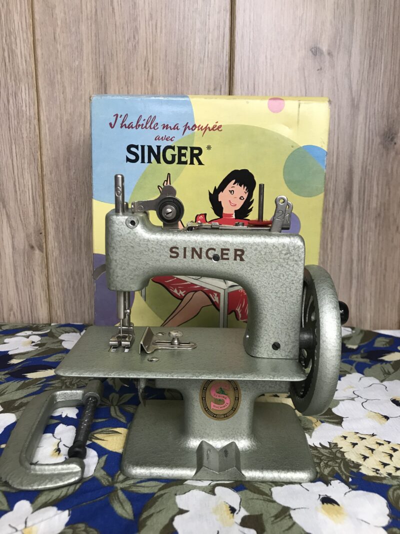 machine singer metal vintage