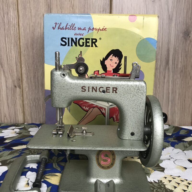 machine singer metal vintage