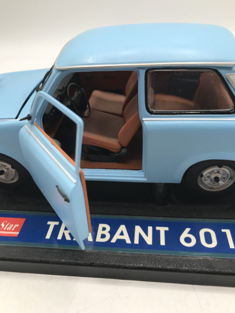 Voiture TRABANT 601 – Image 9