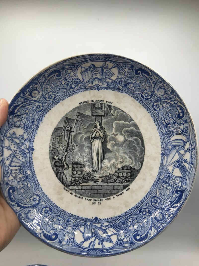 Composition de 9 assiettes "Parlantes" – Image 6