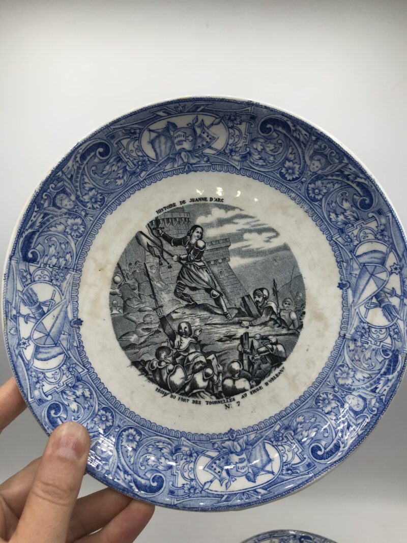 Composition de 9 assiettes "Parlantes" – Image 8
