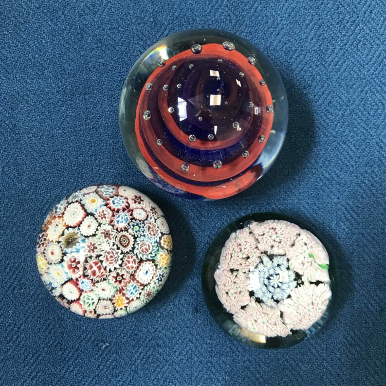 Trio de presse papier en verre