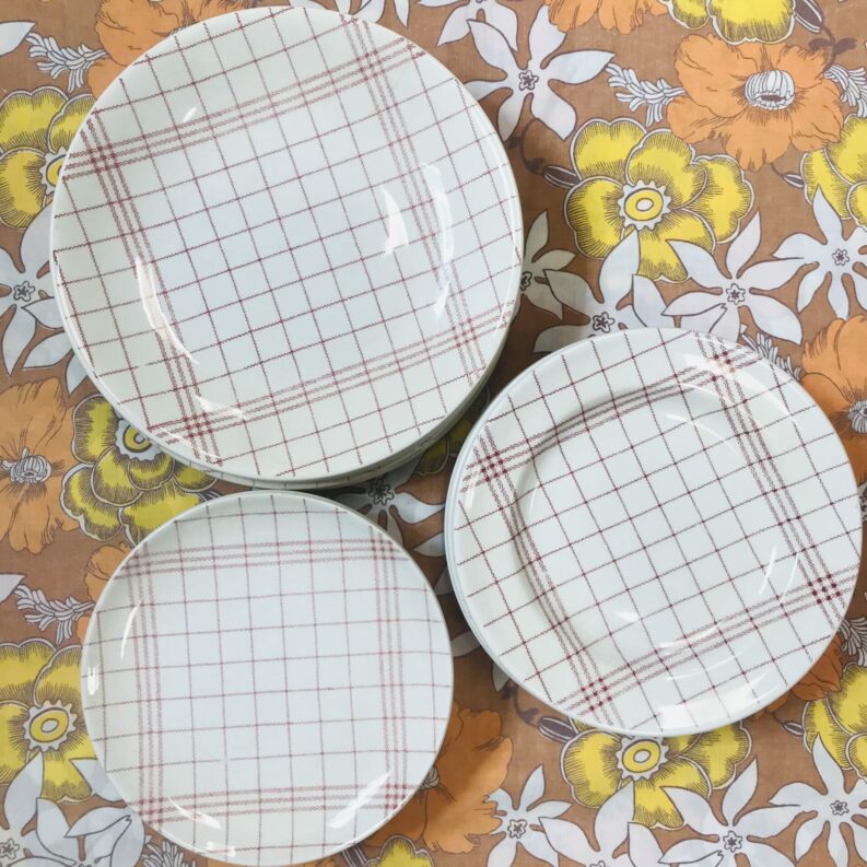 service assiettes Gien torchon rouge et blanc vintage