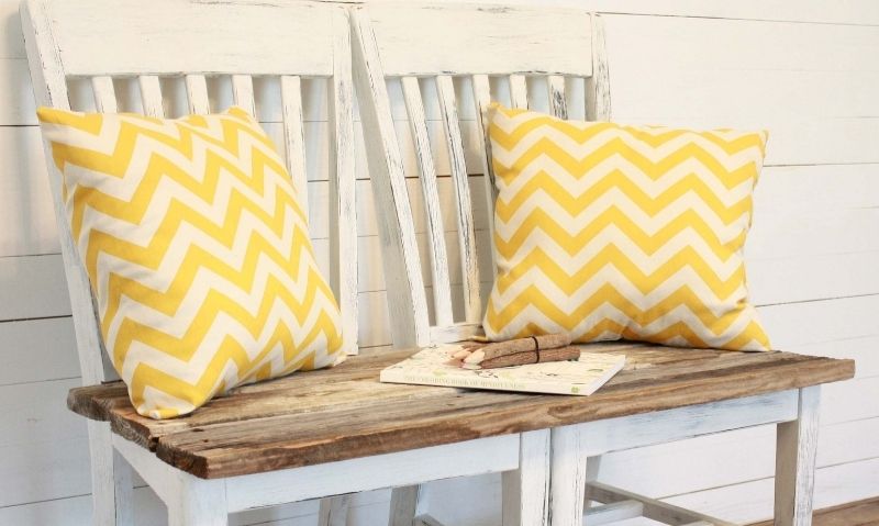 Banc d'intérieur ou d'extérieur réalisé en DIY avec deux chaises en bois de récupération