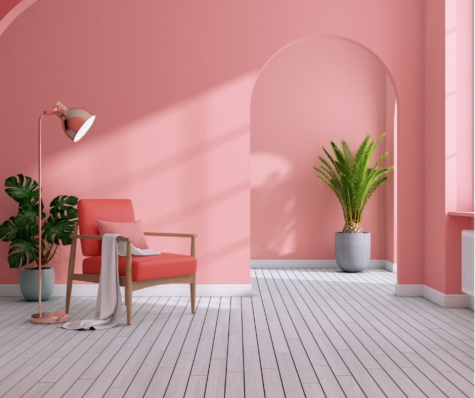 Décoration interieure tendance 2025 salon avec chaise fauteuil rose poudré 
