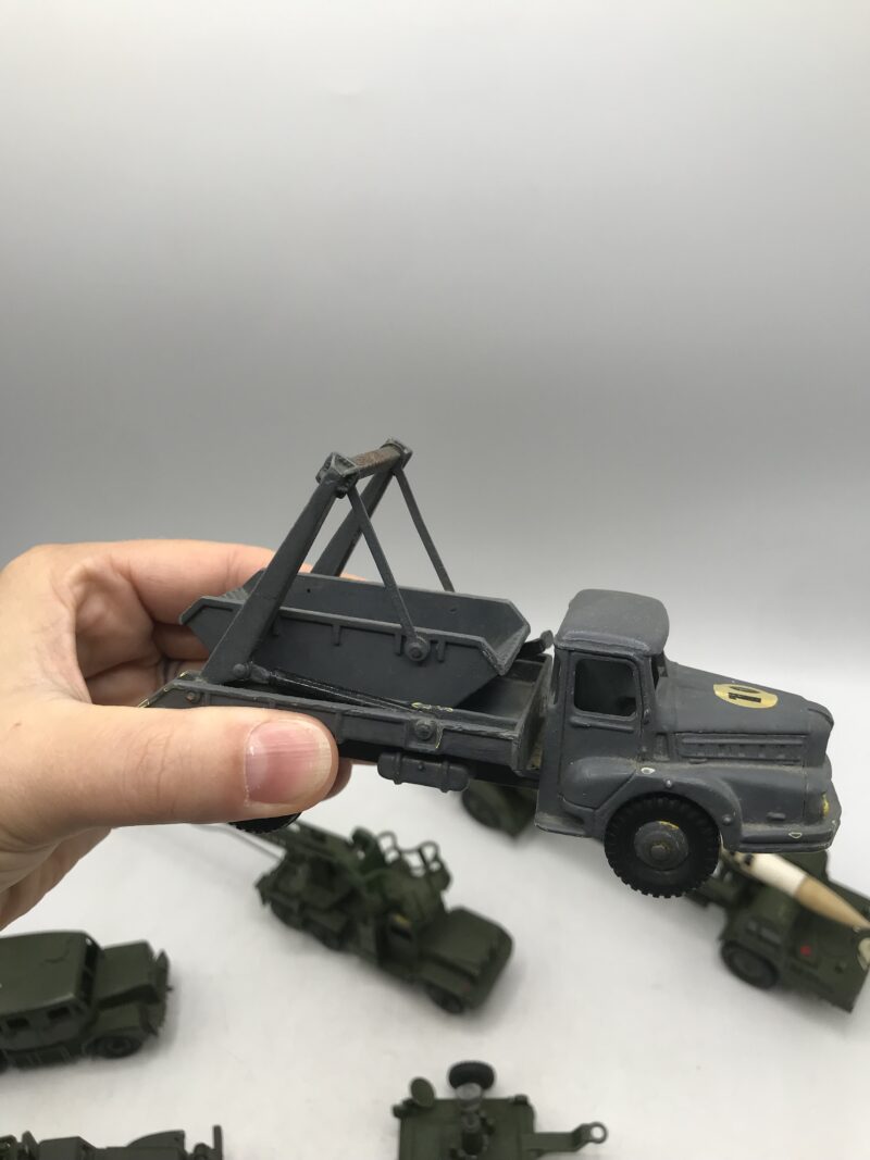 Lot de 8 voitures anciennes Dinky Toys – Image 7