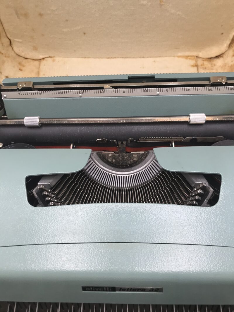 Machine à écrire Olivetti Lettra 32 – Image 9