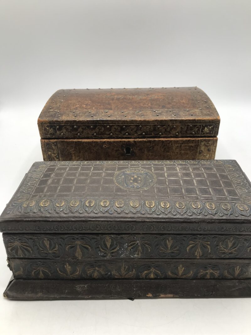 Duo de boites anciennes en cuir repoussé – Image 10